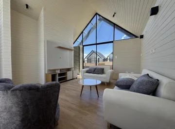 Casa en Venta en Tumbaco – Diseño Moderno, Terraza y Amplias Áreas Verdes — imagen 3