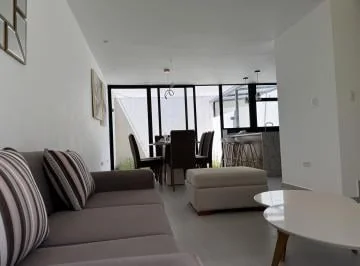 Casa en Venta en Tumbaco – Diseño Moderno, Terraza y Amplias Áreas Verdes — imagen 2