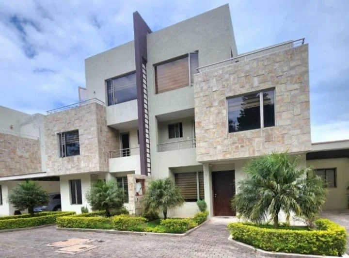 Av Ilaló Casa de Tres Pisos 4 Dorm. Valle de Los Chillos — imagen 1