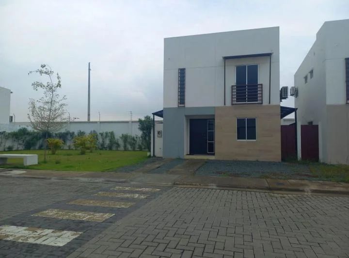 Casa de Venta en Urbanización La Gran Vittoria, Vía Salitre, 3 Dorm.. Guayas — imagen 1