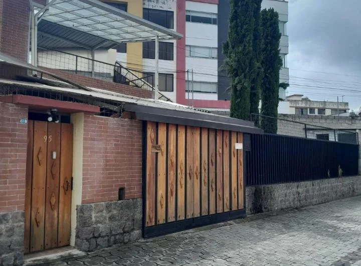 Vendo Casa Esquinera 2 Plantas con Terreno, Sector Embajada Americana, Conjunto Farsalia. Provincia de Pichincha — imagen 1
