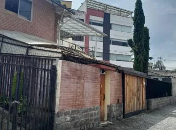 Vendo Casa Esquinera 2 Plantas con Terreno, Sector Embajada Americana, Conjunto Farsalia. Provincia de Pichincha — imagen 2