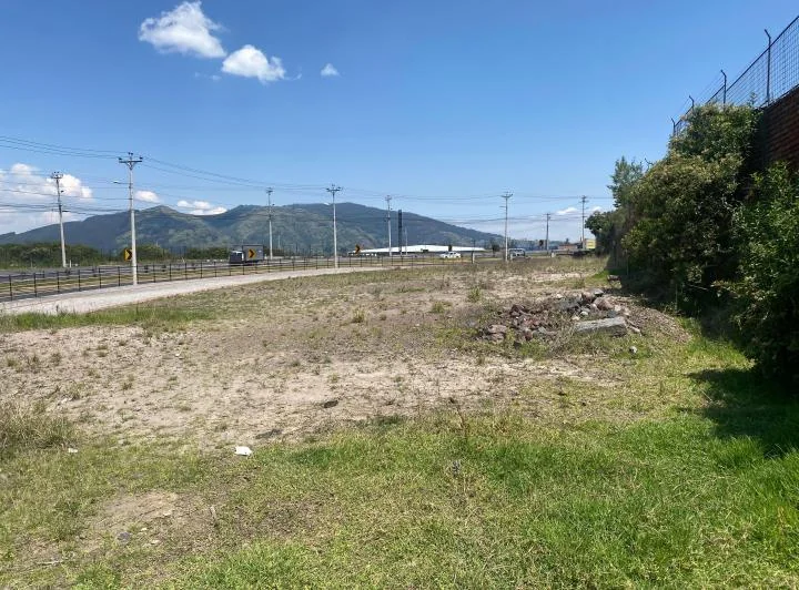 Arriendo Hermoso Terreno Para Diferentes Usos. Situado Frente Parque Indust. Provincia de Pichincha — imagen 1