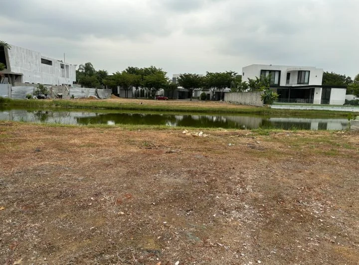 Terreno Al Lago en Blue Bay, Isla Mocolí, Guayas — imagen 1