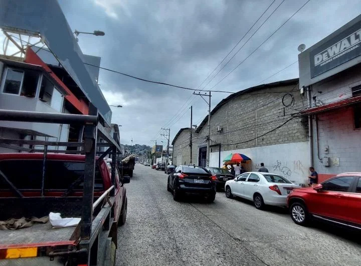 Venta o Alquiler de Local Comercial 400 m² con Bodega 400 m² en Via a Daule, Guayas — imagen 1