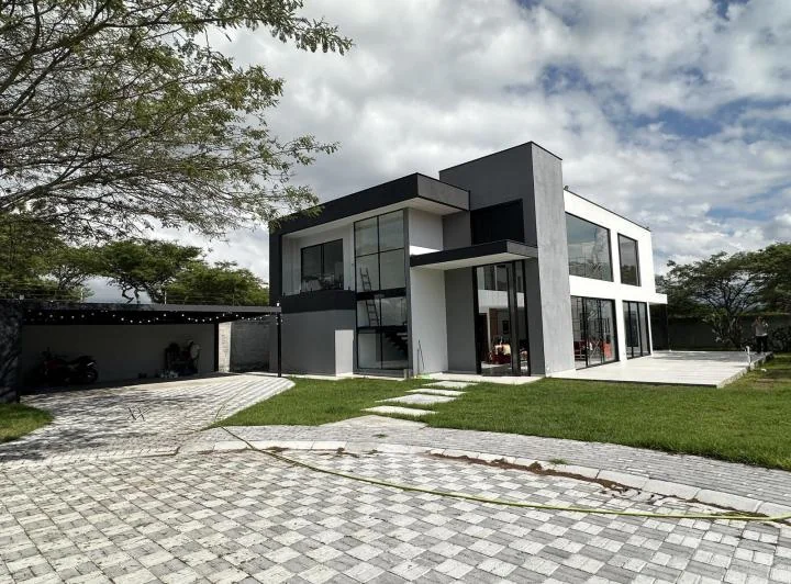 Espectacular Casa Independiente en Puembo 2338 Mtrs Terreno, Construcciòn 370 Mtrs2 — imagen 1