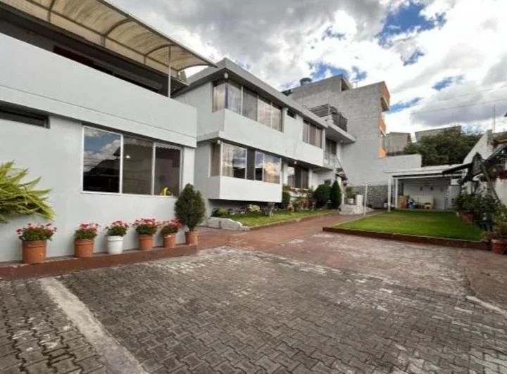 Propiedad en Venta Av Abdón Calderón - Vía Principal Sangolquí — imagen 1