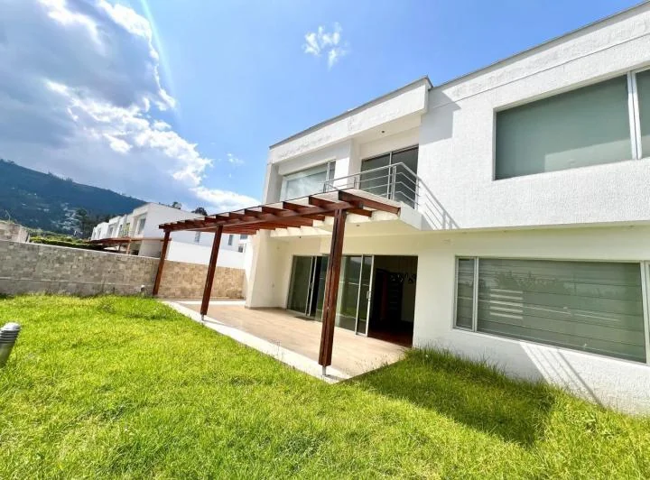 Mv - Cumbaya, Sector San Patricio, Escalon de Lumbisi, en Venta Casa Independiente 3d 286 m² — imagen 1