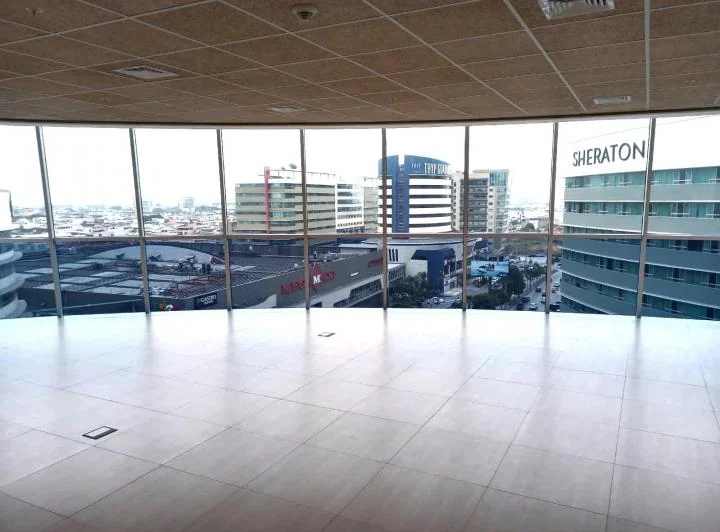 Oficana de Venta en El Edificio 100 Business Plaza, 2 Parqueos. Guayas — imagen 1