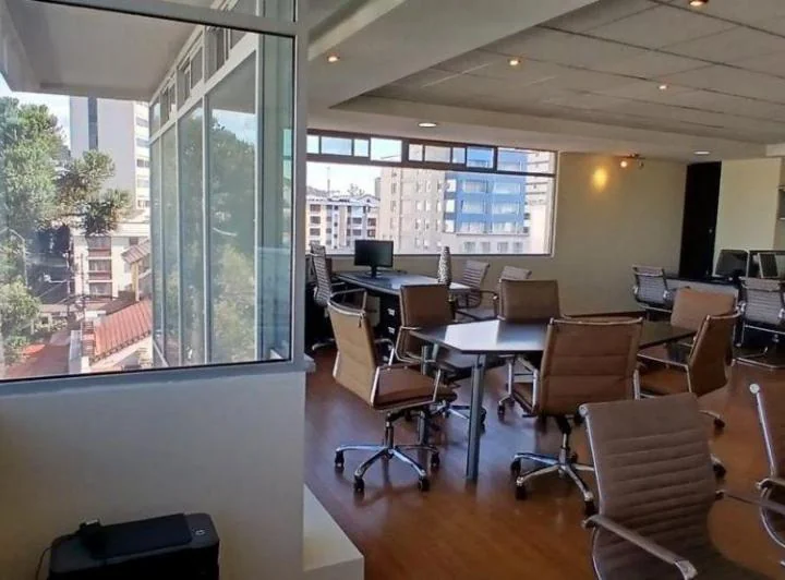 Vendo Oficina en La Veintimilla y Leonidas Plaza — imagen 1