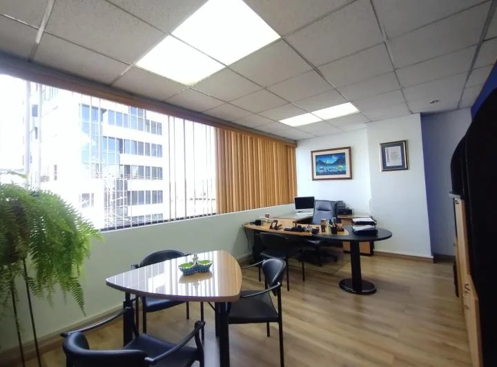 Venta Oficina Remodelada con 2 Parqueaderos - Av Colón y Av Amazonas — imagen 1