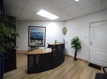 Venta Oficina Remodelada con 2 Parqueaderos - Av Colón y Av Amazonas — imagen 3