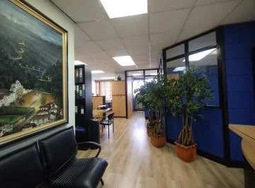 Venta Oficina Remodelada con 2 Parqueaderos - Av Colón y Av Amazonas — imagen 2