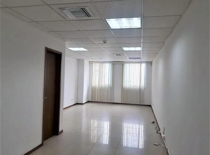 Oficina de Venta en Edificio Trade Building, 41 m², Incluye 1 Parqueo. Guayas — imagen 1