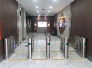Oficina de Venta en Edificio Trade Building, 41 m², Incluye 1 Parqueo. Guayas — imagen 3