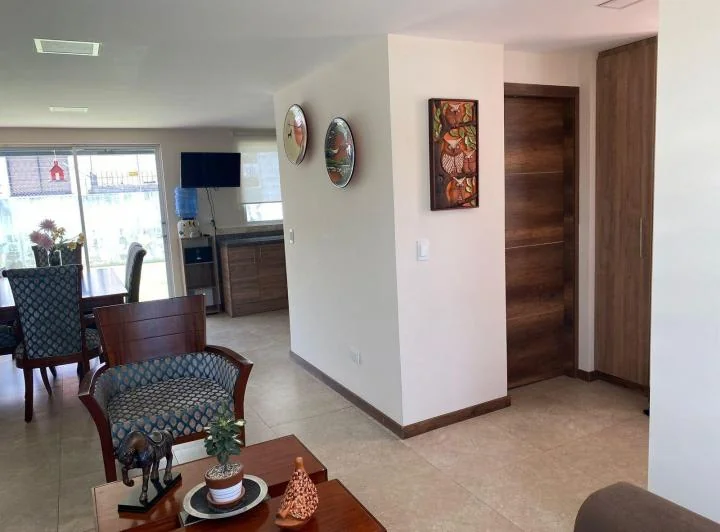 Conocoto Casa Moderna con Amplio Jardin Valle de Los Chillos — imagen 1