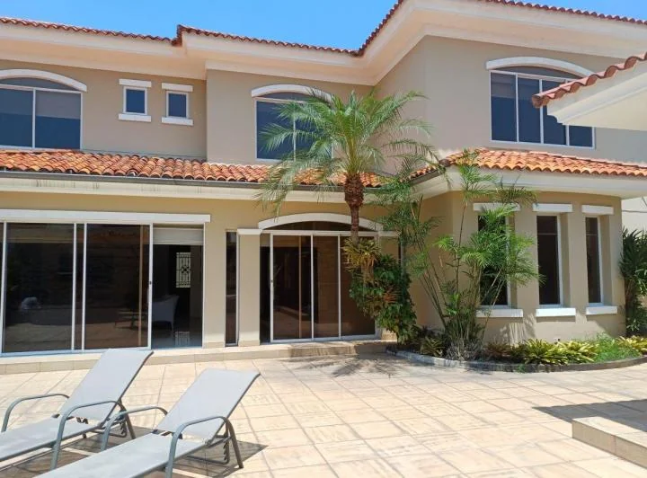 Casa en Venta en Urb. Torre del Sol, Via a Samborondón, 5 Dorm., Guayas — imagen 1