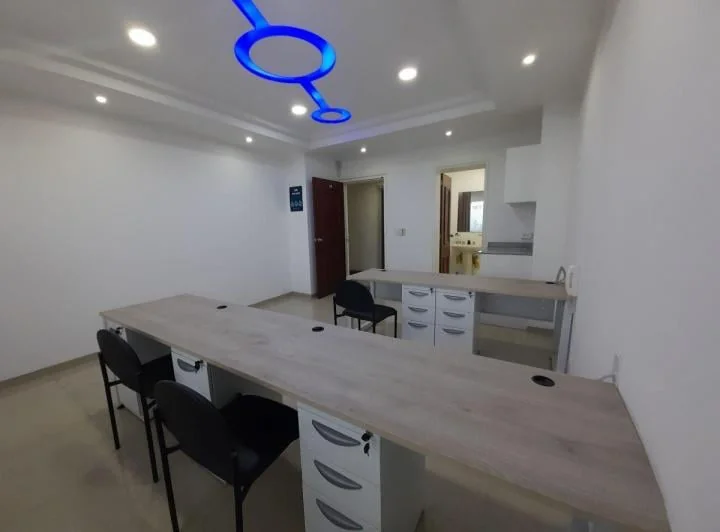 Consultorio Amoblado en Venta, Ingreso a La Urb. El Condado — imagen 1