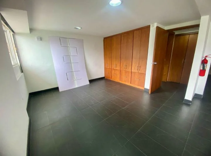 Propiedad en Venta con Dos Oficinas Comerciales, Sector Rumipamba — imagen 1