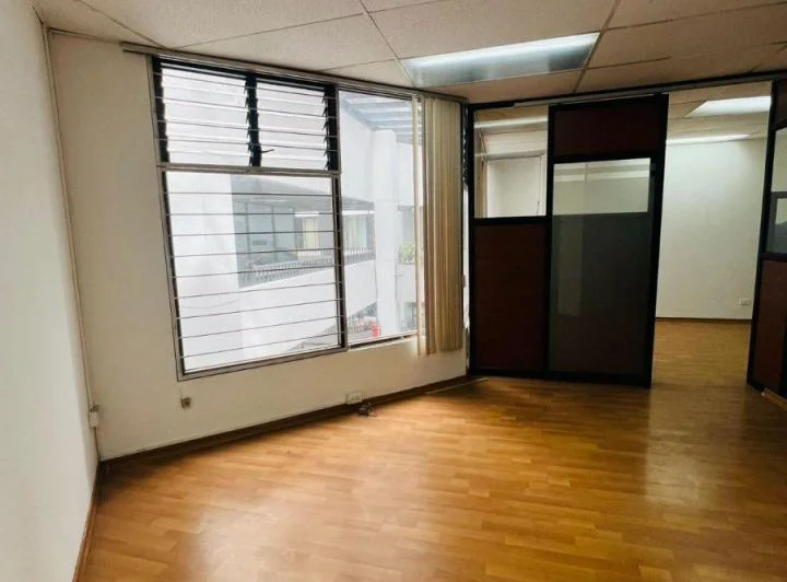 Venta de Oficina Av Colón y Reina Victoria — imagen 1