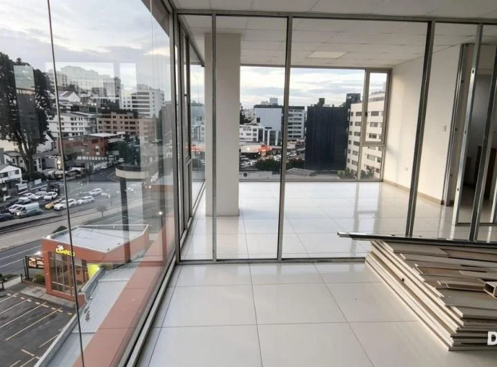 En Iñaquito - Edificio Opal - Venta de Oficina Premiun / Oficina 705 — imagen 1