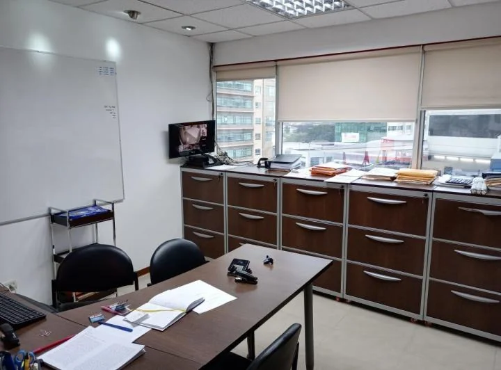 Oficina Amoblada de Venta en El Edificio Trade Building, 1 Parqueo. Guayas — imagen 1