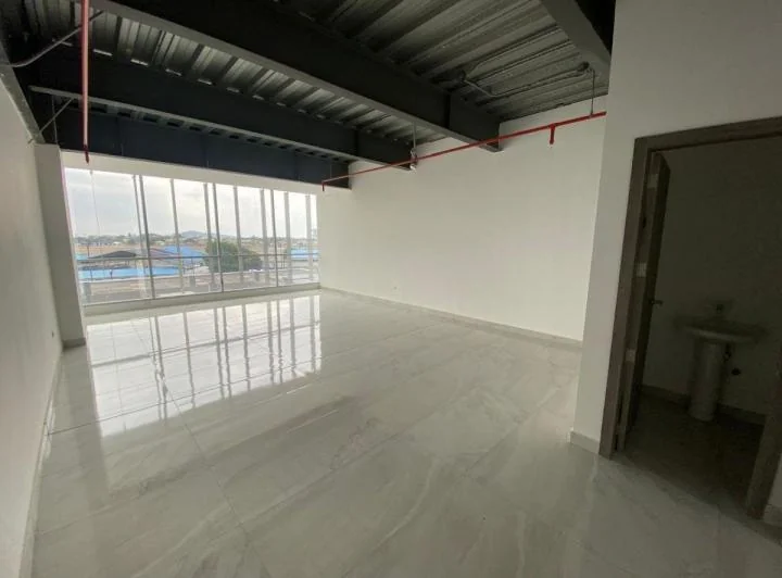 Se Vende Oficinas de Estreno en La Av de Las Amércias - Norte de Guayaquil, Guayas — imagen 1