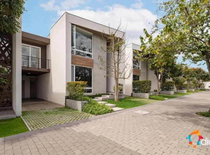 Casa en Venta en Tumbaco – Conjunto Privado con Piscina de Lujo — imagen 1