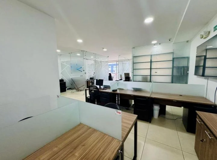 Amplia Oficina en Venta — imagen 1