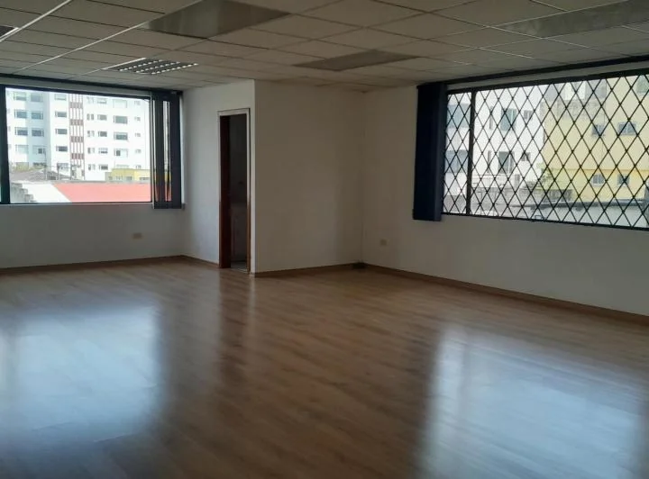 Oficina en Venta Frente a La Universidad Católica. 65 m. Usd. Provincia de Pichincha — imagen 1
