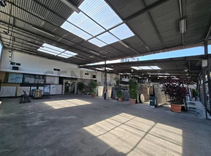 Venta de Local Comercial con Patio de Exhibición en Urdesa, Guayas — imagen 1