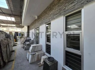 Venta de Local Comercial con Patio de Exhibición en Urdesa, Guayas — imagen 3