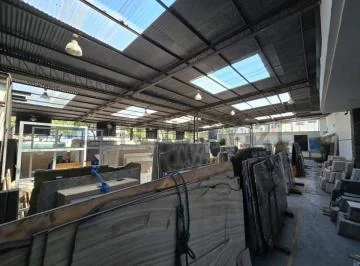 Venta de Local Comercial con Patio de Exhibición en Urdesa, Guayas — imagen 2