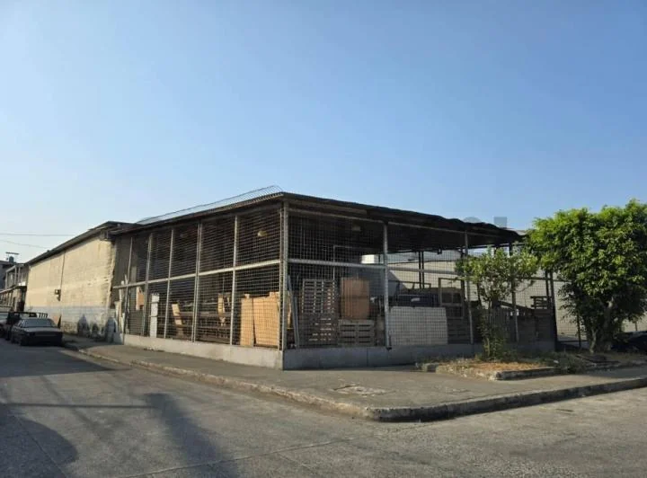 Venta de Local Comercial con Bodega Tipo Galpón en Urdesa, Guayas — imagen 1