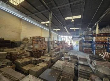 Venta de Local Comercial con Bodega Tipo Galpón en Urdesa, Guayas — imagen 2
