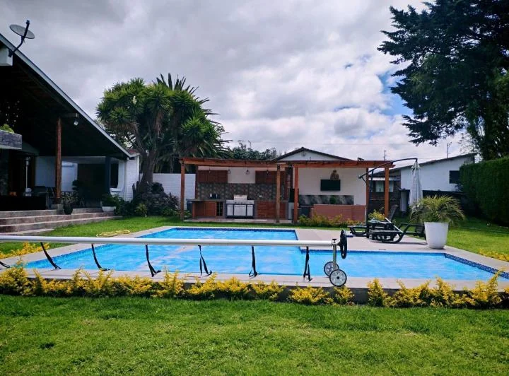 Puembo Casa con Piscina en Venta Dentro de Urbanización — imagen 1