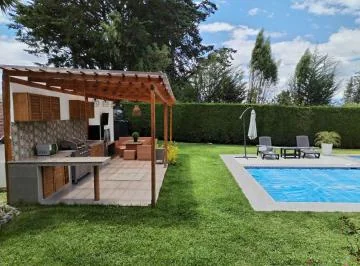 Puembo Casa con Piscina en Venta Dentro de Urbanización — imagen 2