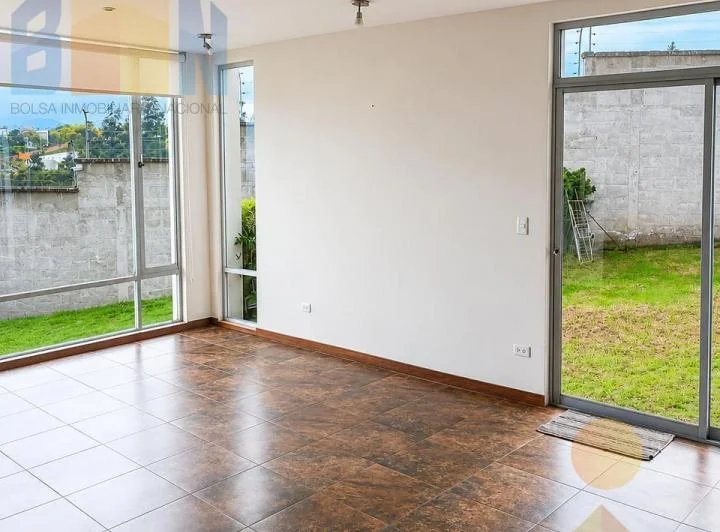 Casa Esquinera de Venta en Nayón: Seguridad, Luz Natural y Tranquilidad Familiar — imagen 1