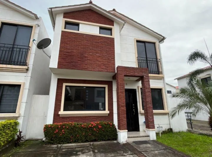 Se Vende o Se Alquila Casa Esquinera en Urb. Napoli con Jacuzzi, Guayas — imagen 1