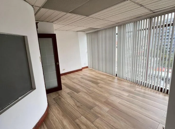 Se Vende Oficina en Av Colón — imagen 1