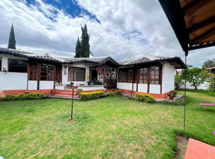 Casa de Una Planta en Venta, Valle de Los Chillos, Sector San Juan de Dios con Amplio Jardin — imagen 1