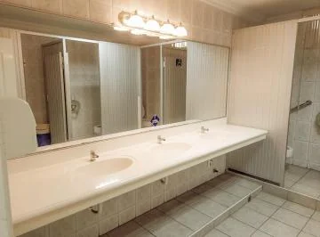 Casa y Local Comercial en Venta en Tungurahua y Colon Vanro, Guayas — imagen 3