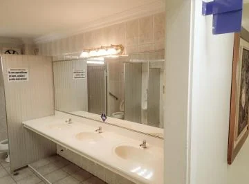 Casa y Local Comercial en Venta en Tungurahua y Colon Vanro, Guayas — imagen 2