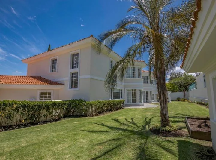 Cumbayá 2000 m² Casa en Venta 5 Habitaciones con Piscina — imagen 1