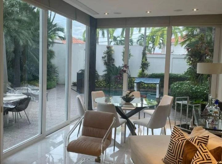 Casa 4 Dorm. en Venta en Samborondón, Guayas — imagen 1