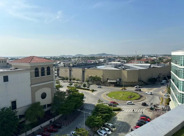 Arcos Plaza Oficina o Local de 400 m en El Mejor Centro de Negocios, Guayas — imagen 1