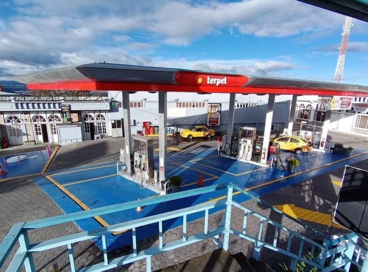 Gasolinera en Venta y Plaza Comercial en Ambato, Tungurahua — imagen 1