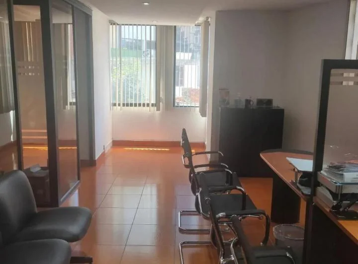 La Carolina Venta Oficina Amoblada 2 Baños 77 m Totales Cafeteria 2 Baños 2 Parqueos — imagen 1