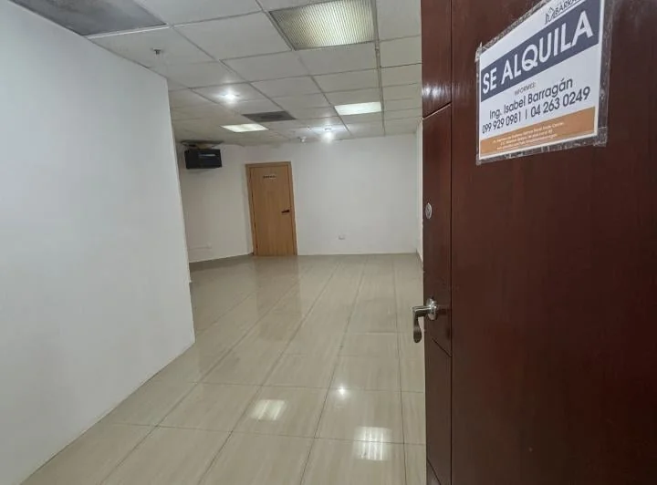 Vendo. Oficina 58 m² en Edificio World Trade Center con Divisiones, Guayas — imagen 1