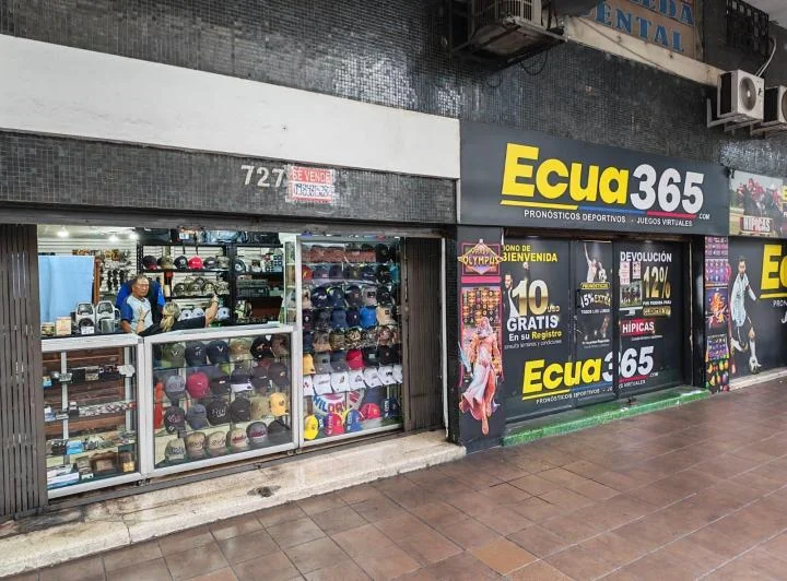 Venta Locales Comerciales. Centro de Guayaquil. Calle Vélez y Lorenzo Garaicoa. Vyj, Guayas — imagen 1